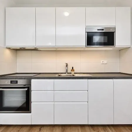 Modern With Parking, 10 Minutes To The Center, Netflix