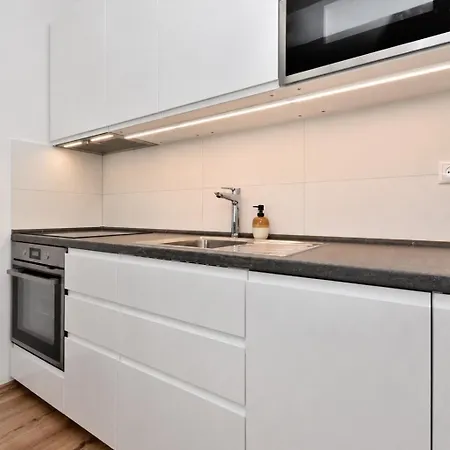 Modern With Parking, 10 Minutes To The Center, Netflix Appartement *