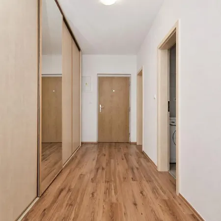 Modern With Parking, 10 Minutes To The Center, Netflix Apartamento